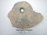 藏品(帶孔石器殘片)的圖片